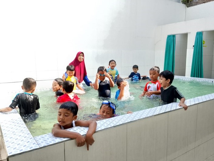 Berenang Pada Anak Usia Dini: Mengoptimalkan Perkembangan Fisik Anak